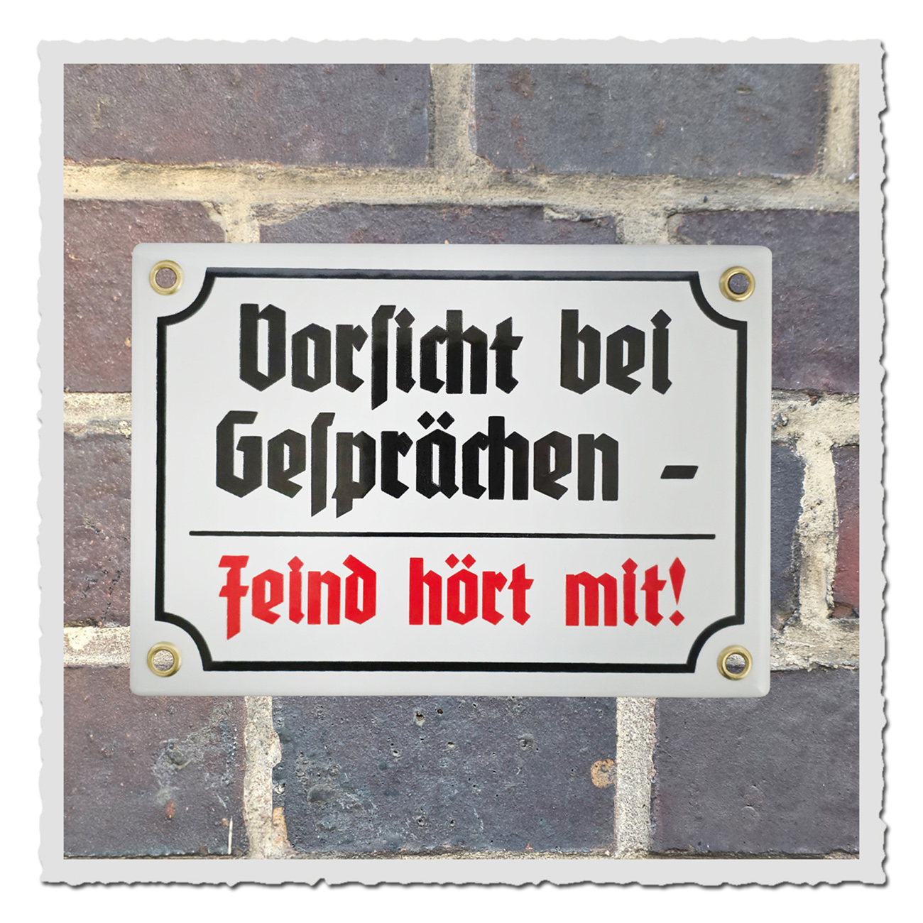 Emailleschild Vorsicht bei Gesprächen – Feind hört mit, weiß-schwarz-rot, nostalgisches Retro-Design